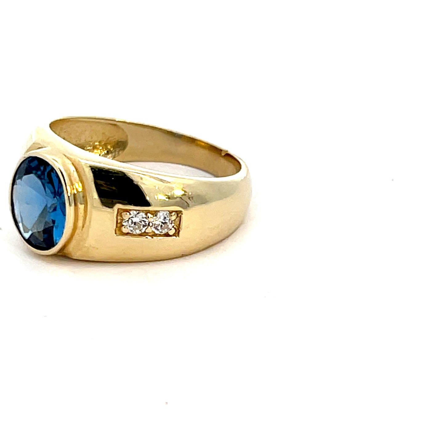 Elegant Gold Ring with Blue Gem
